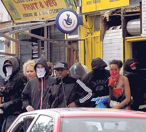 <p>Anarquía. Manifestantes saquean los negocios.</p>