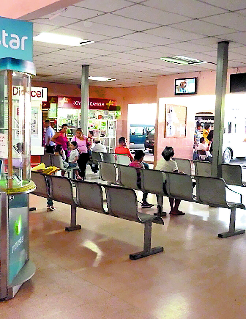 Los locales comerciales han invadido el área de circulación.(Thays Domínguez)