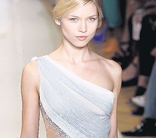 <p>La diosa romana. Al puro estilo de la Roma antigua, el modisto mostró este atuendo largo en tono blanco con grises one shoulder.</p>