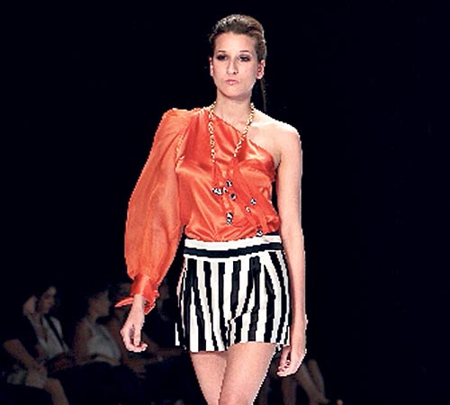 <p> Blusa naranja de una manga color block y rayas.</p>