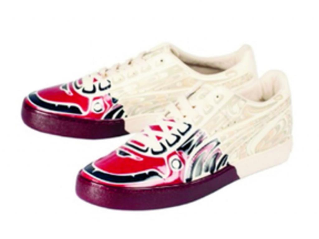 La mancha de pintura cubre la punta, la suela y una parte de los cordones. Están disponibles en plateado con mancha dorada, negro mate con mancha negro brillante, blanco con mancha plateada y blanco con rojo y azul.