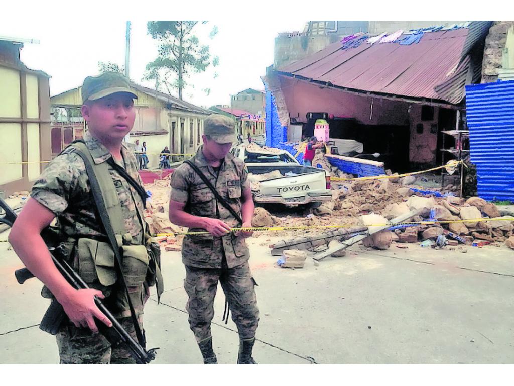 Seguridad. Los militares custodian el área de desastre.(EFE)