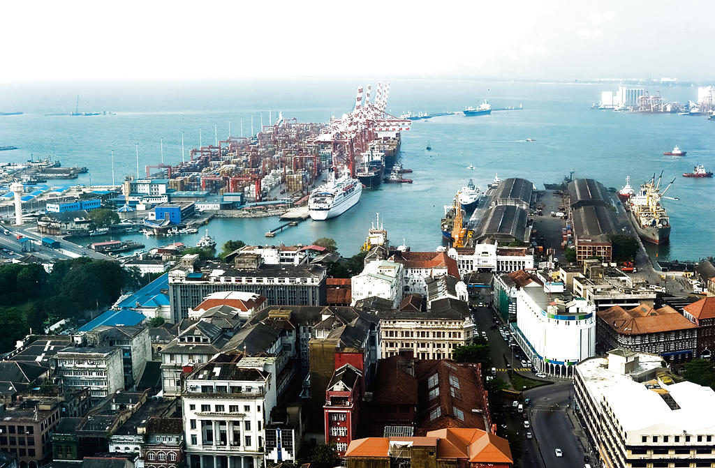 Colombo. Es la capital y combina antiguos monumentos religiosos con edificios coloniales ingleses y holandeses.()