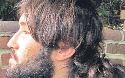 <p>El sospechoso tiene tatuaje, que reza Israel .</p>