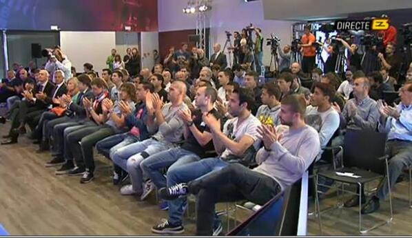 La plantilla del FC Barcelona presente en la conferencia de prensa de Abidal. Foto/Cortesía de @<span class="username js-action-profile-name" style="color: rgb(153, 153, 153); text-decoration: none; font-family: Arial, sans-serif; font-size: 14px; line-he
