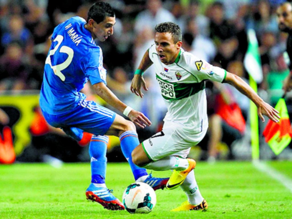 Ángel Di María (izq.) disputa el balón con Aaron Niguez Esclapez.(AP)