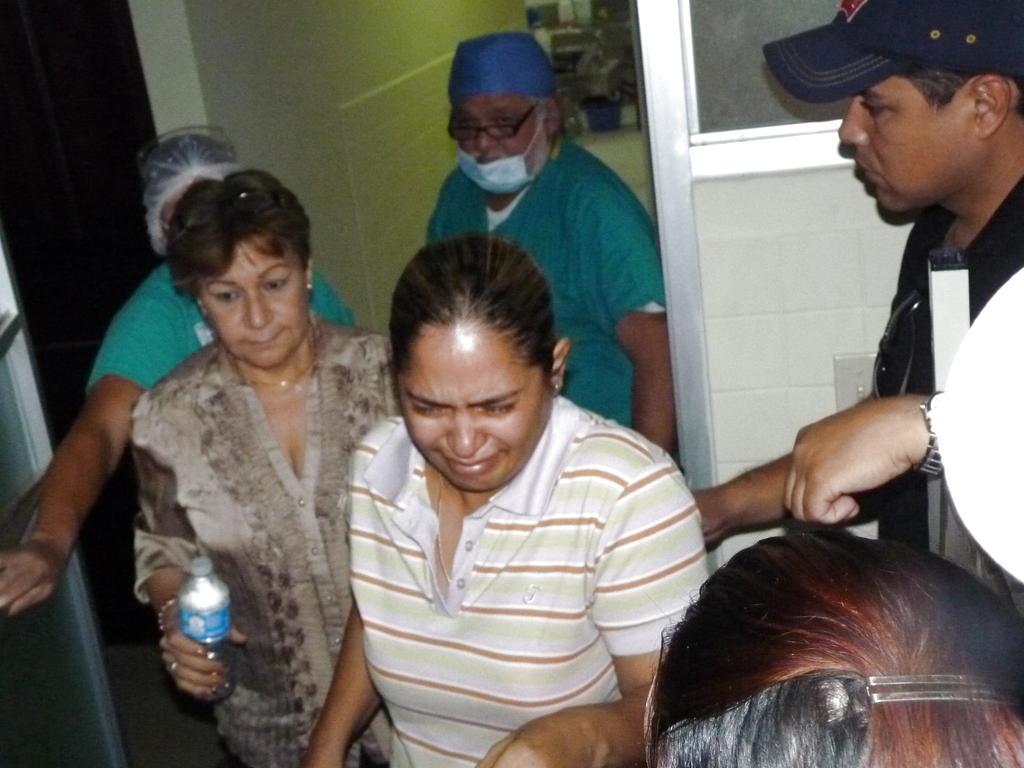 La madre de Aira Isabel Guerra, cuando salió de la morgue de David y dio a conocer que su hija estaba muerta. Foto/José Vásquez<br>