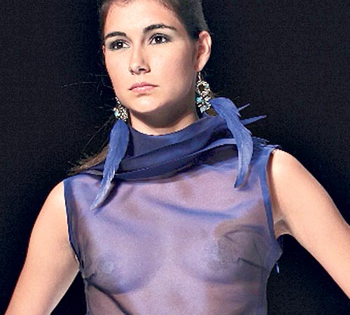 <p>El total block con plumas está muy de moda.</p>
