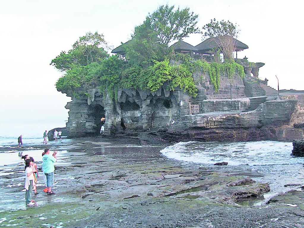 Amanecer. Disfruta del esplendor del sol en el templo Tanah Lot.()