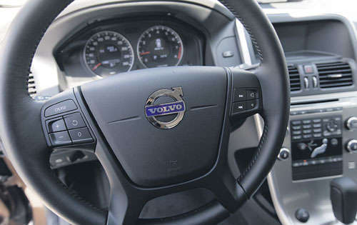 <p>Cómodo. El volante es ajustable, y su estructura y diseño permite gran maniobrabilidad.</p>