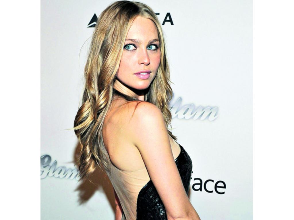 La actriz y la modelo, respectivamente, optaron por vestidos en tonalidades oscuras con el muy empleado brillo, que es protagonista en las más importantes pasarelas del mundo. Acentuaron su look con un maquillaje que incluía sombras opacas. ¡Robaron mir