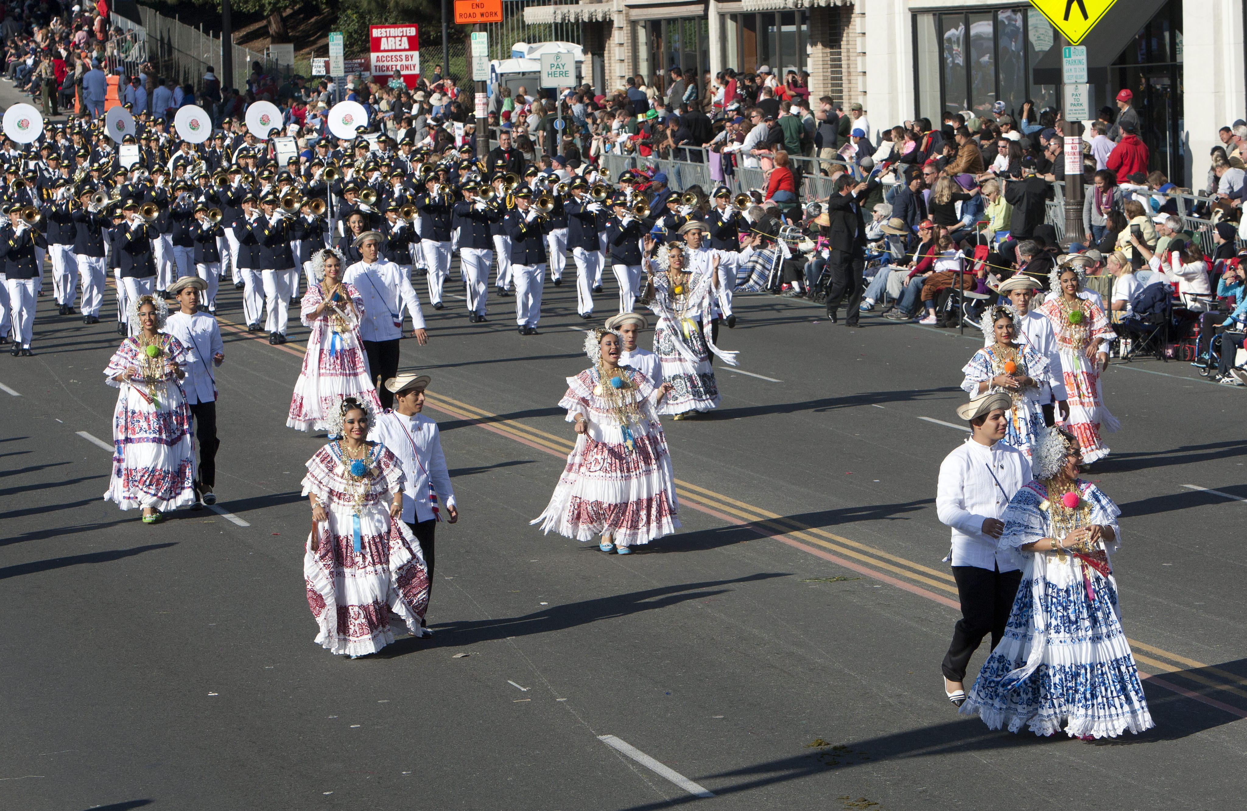 Hermosas empolleradas de la Banda musical Herberto López del José Daniel Crespo en el Desfile de las Rosas. Foto/EFE<br>