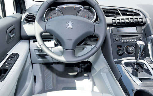 <p>Óptimo. El timón del 3008 es ajustable, por lo que otorga comodidad y precisión al conductor. </p>