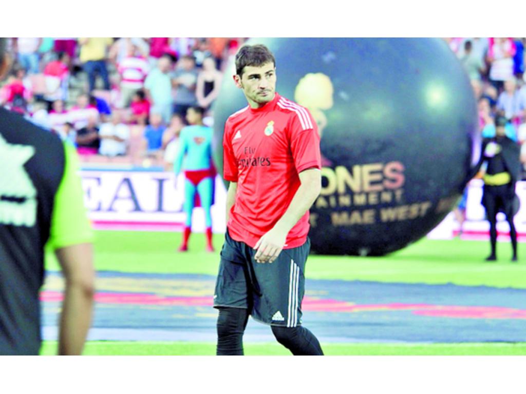 El guardameta Iker Casillas volvió a ver el partido desde el banquillo blanco.(EFE)