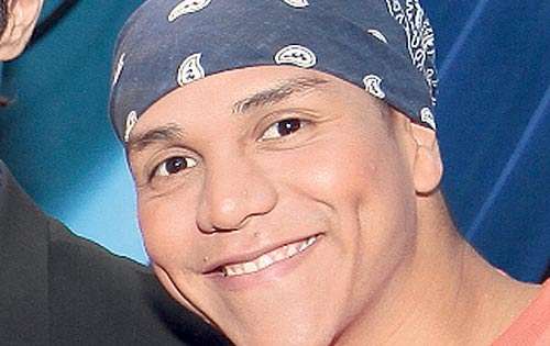 <p>Es el hijo del vendedor. Actuó en Karaoke emocional, El suspiro de una fea, Aladino Jr. y High School Musical.</p>