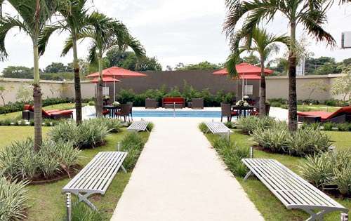 <p>Amenidades. Un patio exterior alberga la amplia piscina del hotel.</p>