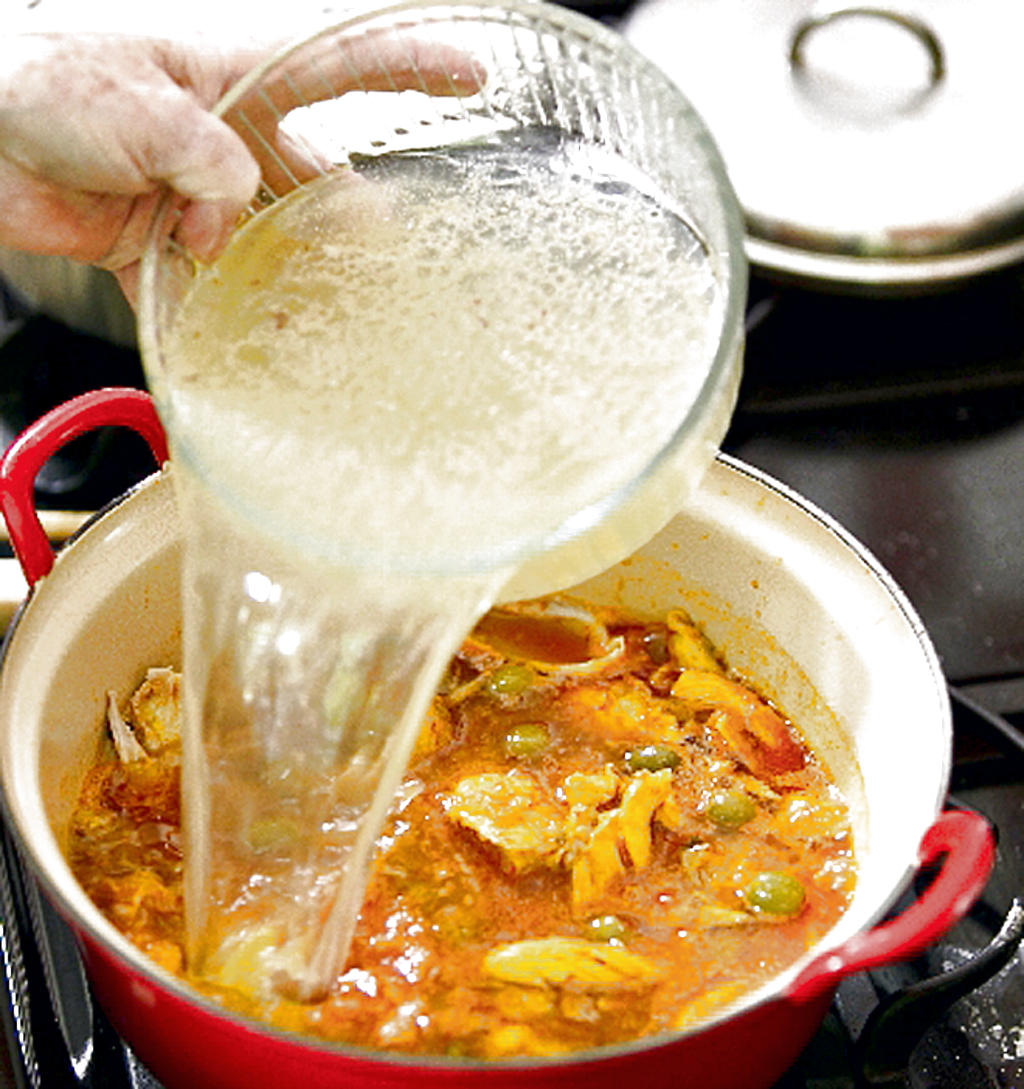 Agregue la cerveza y las tazas de caldo de pollo. Deje cocinar por cinco minutos más.()
