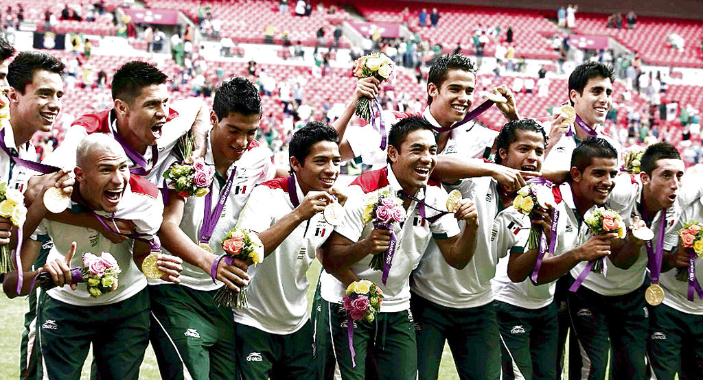 Con el oro. Los futbolistas aztecas muestran su presea dorada.(EFE)