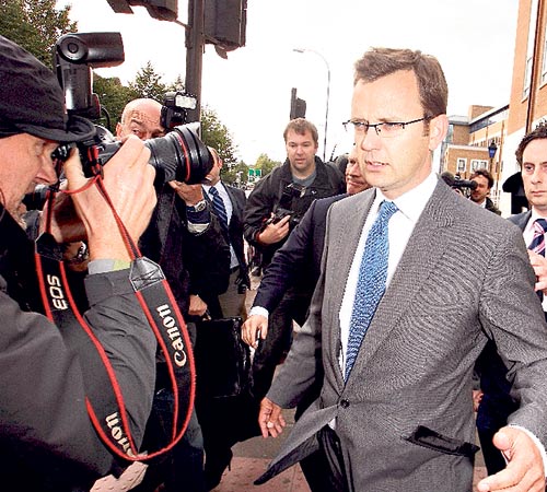 <p>Justicia. El ex jefe de prensa de Downing Street, Andy Coulson, salió libre bajo fianza.</p>