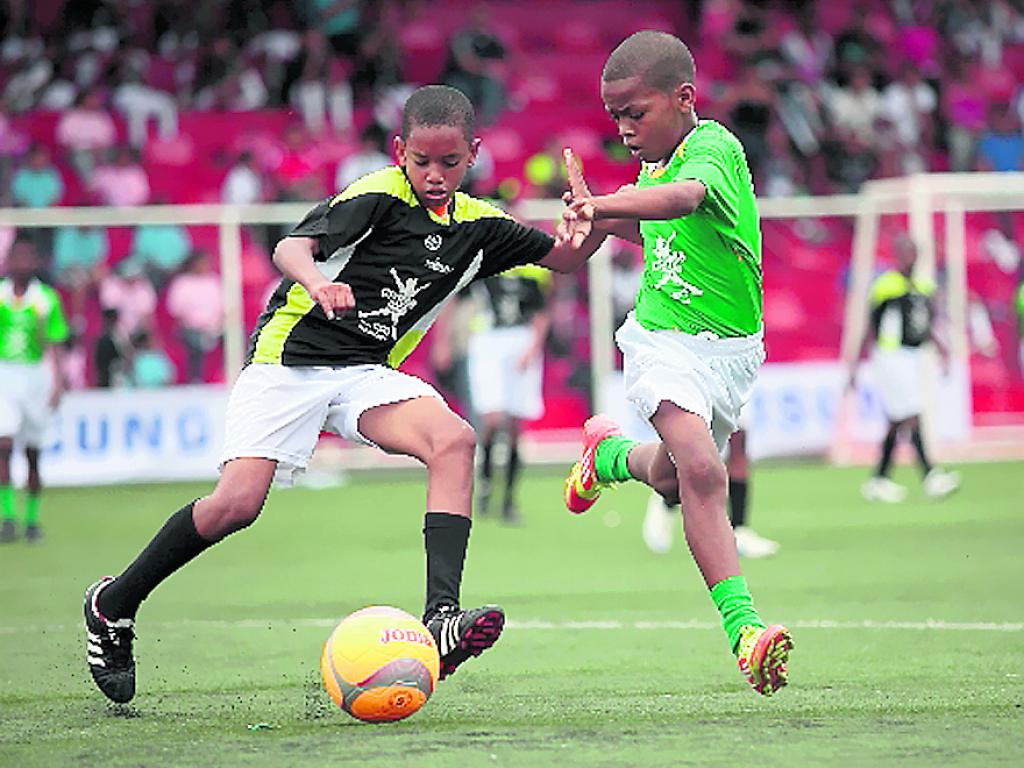 Escuela Federativa de Brasil (verde) vs. Marie Poussepin, durante su encuentro futbolístico.(Fotos: Anayansi Gamez)