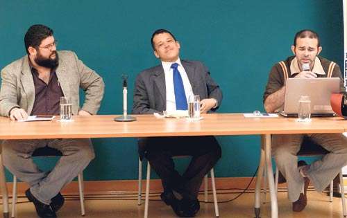 <p>Poetas. Gorka Lasa Tribaldos, Edilberto González Trejos y Salvador Medina Barahona, durante la gala en la BINAL.</p>