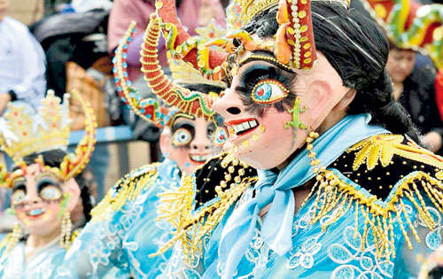 <p>Bolivia. Un grupo participa en la danza de La Diablada. Se estima que hay 48 conjuntos folclóricos en Oruro.</p>