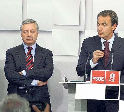 <p>Dolor. El jefe del Gobierno Español, José Luis Rodríguez Zapatero, (d) asume la derrota electoral.</p>