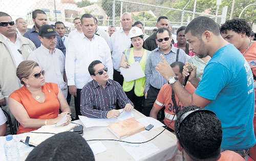 <p>Acercamiento. Los trabajadores expusieron sus quejas.</p>