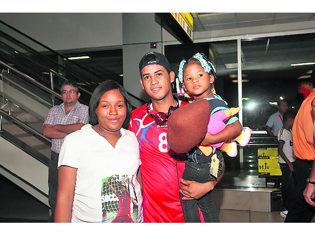 En familia. Carlos Pérez (c) con su esposa e hija.(Francisco González)