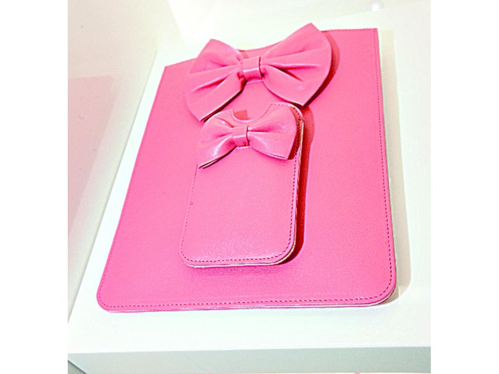 Red Valentino. Covertor para tabletas en rosado con detalles de lazo en la parte de adelante, al igual que otro más pequeño para el smartphone. ¡Hermoso!