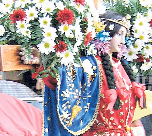 <p>Procesión. Paseo de la santa por las calles de Las Tablas.</p>