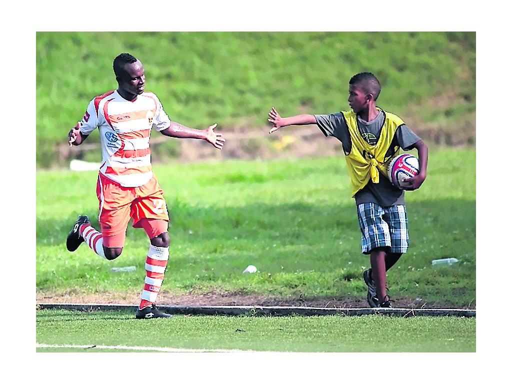 Figura. Bernardo Palma (izq.) anotó el gol chepano.(Archivo)