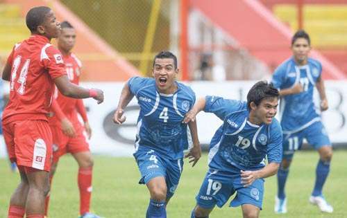 <p>Grito. Los jugadores Moisés García y Andrés Flores (Der.) celebran uno de los goles.</p>