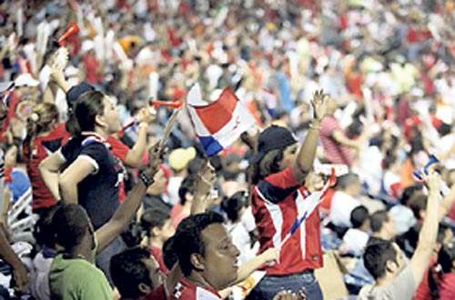 <p>Apoyo. Los fanáticos asistieron, más en el interior.</p>