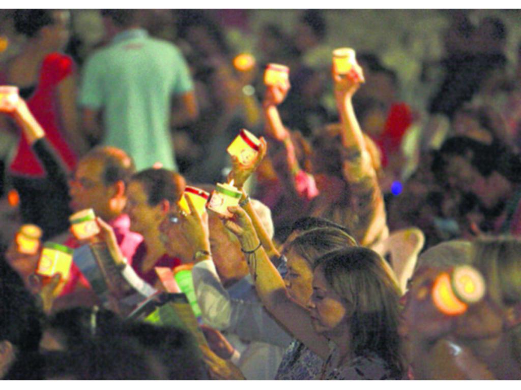 La llegada de la Navidad unió a cientos de personas con sus velas.