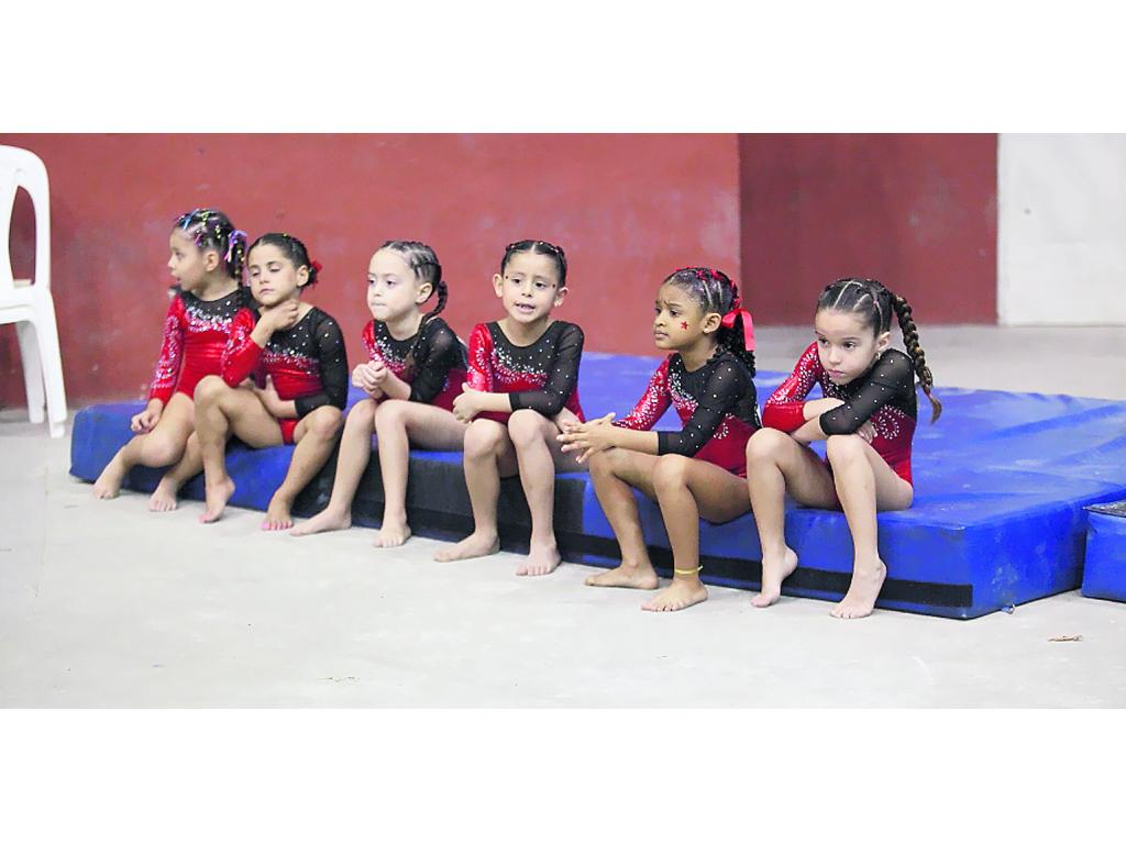 Convivencia. Las niñas esperan su turno para competir.(Francisco González)