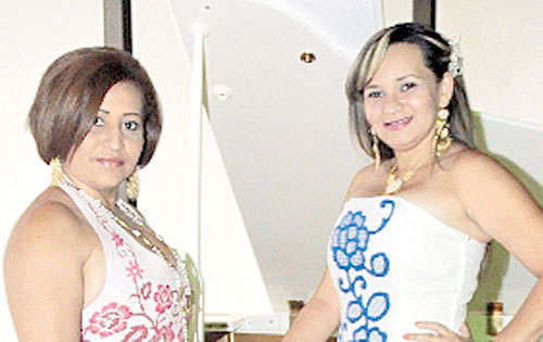 <p>Con técnicas de la pollera. </p>