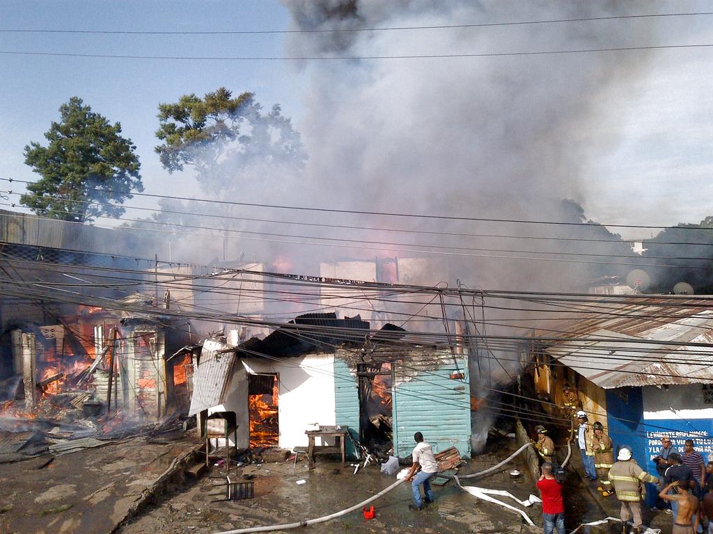 La comunidad trataba de ayudar. Foto: Jesús Simmons<br>
