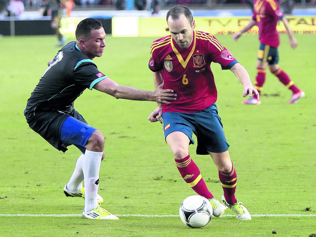 Genio. Iniesta deja a Blas Pérez en el camino.(noriel gutierrez)