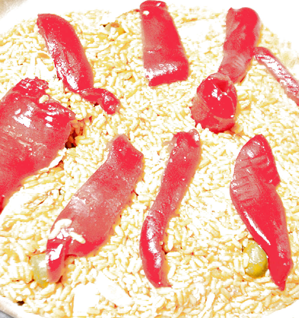 Sirva con los guisantes por encima y adorne con los pimientos morrones.()
