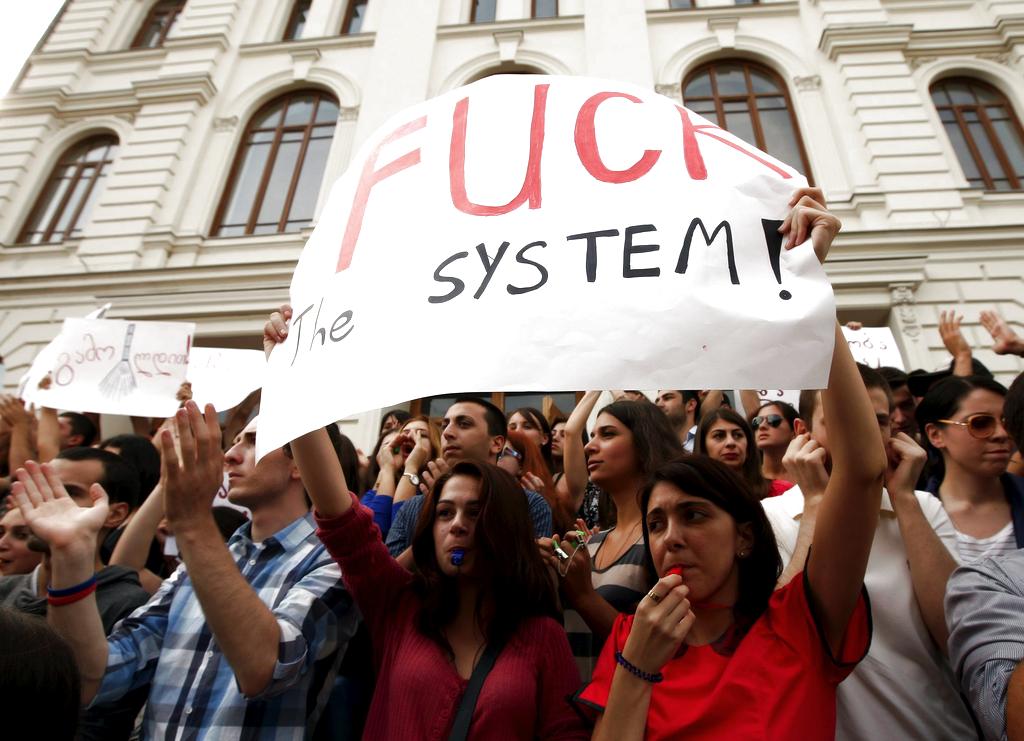 Miles de personas protestan en contra de las torturas a reclusos en una prisión de Georgia hechas públicas en un vídeo emitido en dos canales de televisión georgianos, en Tíflis, Georgia. Foto/EFE<br>