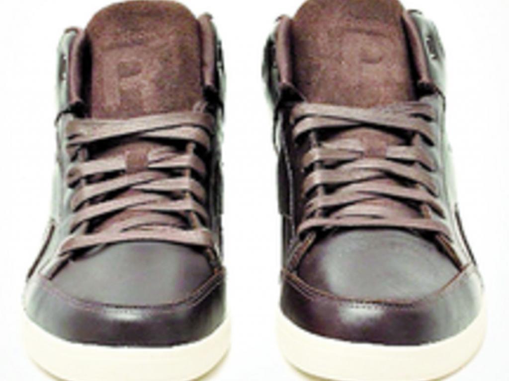 Las Reebok SH 311 son un modelo resucitado de los años 80. Esta redición de cuero marrón tiene el cuerpo decorado a base de superposiciones y costuras, lo que le da un estilo robusto pero a la vez un poco elegante y casual.