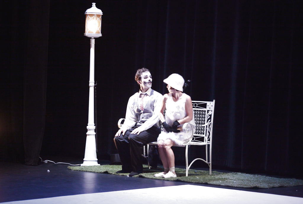 Dramaturgia. Con Charlie Hurtado rescata la figura de figura de Charlie Chaplin y valida al cine mudo. ()