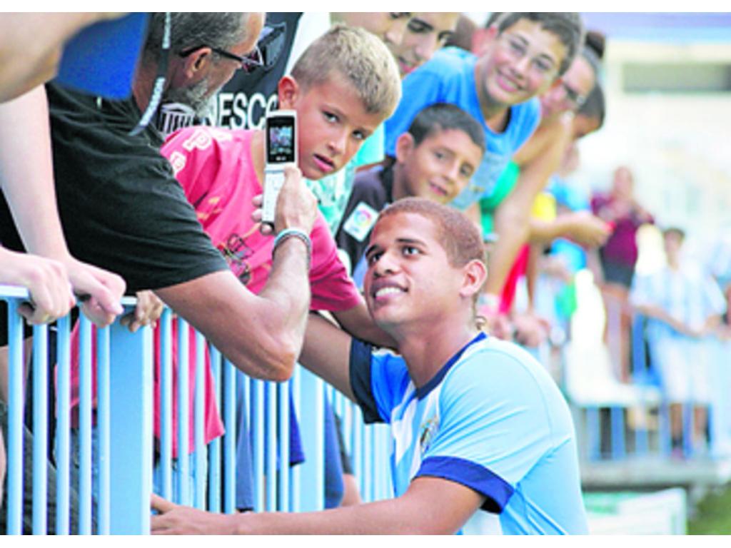 Los chicos no perdieron la oportunidad de tomarse una foto con Chen.(Diariosur.es)