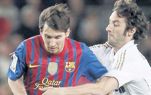 <p>Freno. El volante Esteban Granero (d) trata de detener a como dé lugar al atacante azulgrana Lionel Messi.</p>