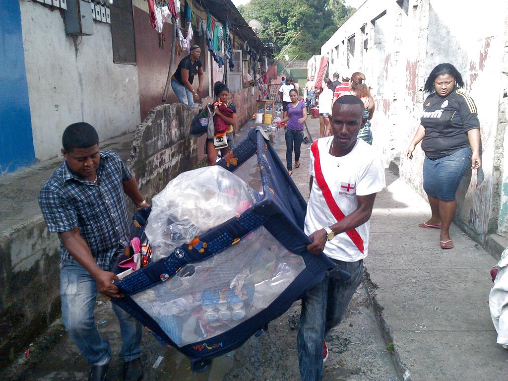 Los residentes sacan los enseres que no fueron alcanzados por las llamas. Foto: Jesús Simmons<br>