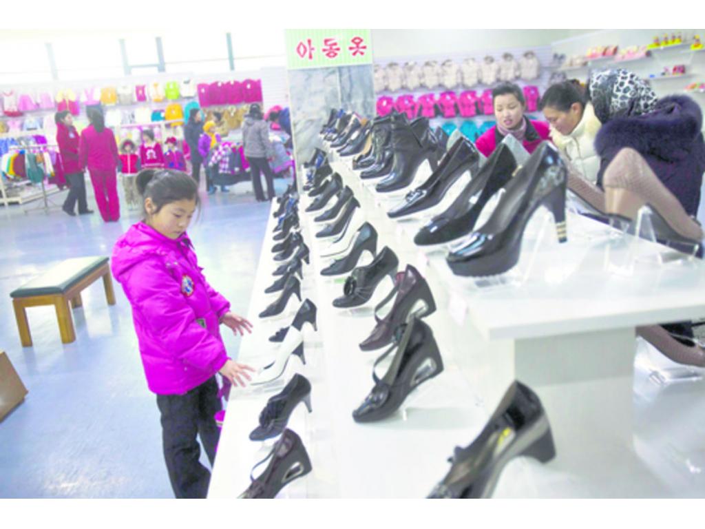 Cuando se trata de zapatos, sobre todo de marcas famosas o diseñadores, las ofertas en su mayoría son de saldos y temporadas pasadas, esto influye en el buen estado que presenten y la durabilidad de la pieza. Revise muy bien.