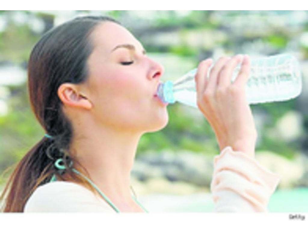 Se requiere beber agua para el buen funcionamiento del cuerpo.