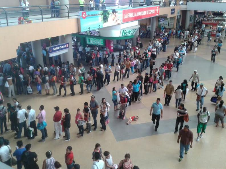 Usuarios quedaron varados en la Terminal de Transporte por paro de transporista de Panamá Oeste. Foto/Carlos Lemos<br>