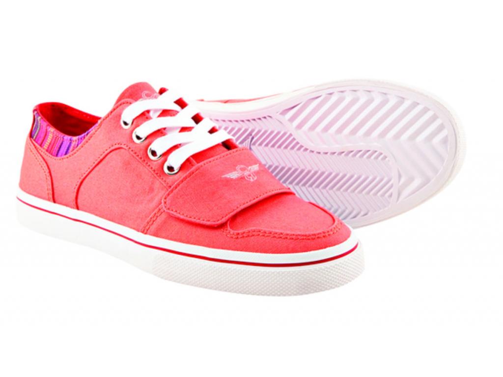 Summer 2013, una colección que se destaca por los colores: naranja, azul, rojo, blanco, con print y demás. Se ajusta a las tendencias.